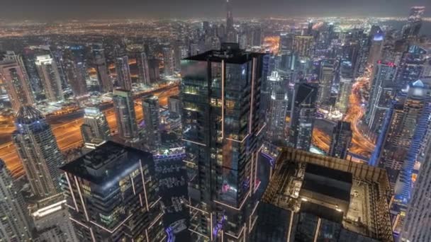 두 바이 마리나 (Dubai Marina) 와 JLT 지구 (JLT district), 고층 항공 야간 시간 대사이의 고속 도로 교통. — 비디오