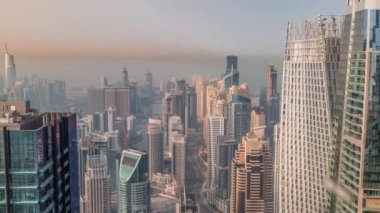 Dubai Marina 'nın Skyline panoramik görüntüsü kıyı şeridi boyunca gökdelenlerle çevrili yapay bir kanal gösteriyor. Dubai, BAE