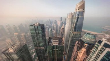 Dubai Marina 'nın Skyline panoramik görüntüsü kıyı şeridi boyunca gökdelenlerle çevrili yapay bir kanal gösteriyor. Dubai, BAE