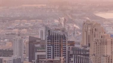 Dubai Marina 'nın Skyline panoramik görüntüsü kıyı şeridi boyunca gökdelenlerle çevrili yapay bir kanal gösteriyor. Dubai, BAE