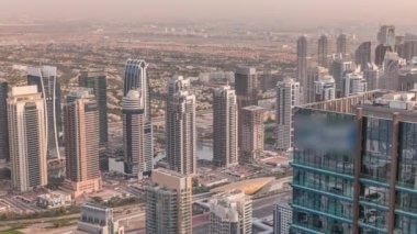 Dubai Marina ve JLT İlçesi gökdelenler arası karayolu trafiği.