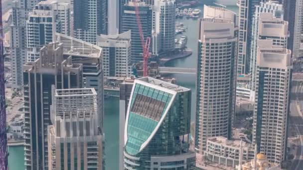 海岸線のタイムラプスに沿って高層ビルに囲まれた人工運河を示すドバイマリーナのスカイラインビュー。ドバイ、アラブ首長国連邦 — ストック動画