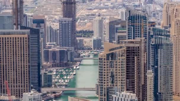 Vista panorámica de Dubai Marina mostrando un canal artificial rodeado de rascacielos a lo largo de la costa todo el día timelapse. DUBAI, Emiratos Árabes Unidos — Vídeo de stock