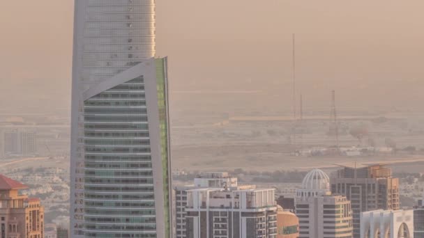 Jumeirah Lakes Towers distrikt med många skyskrapor längs Sheikh Zayed Road antenn timelapse. — Stockvideo