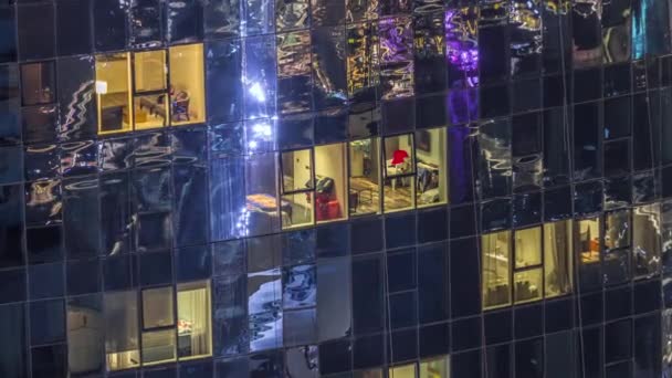 Ljus i fönster i moderna torn. Exteriör av lägenhet byggnad på natten med glödande fönster timelapse. — Stockvideo
