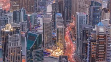 Dubai Marina 'nın ufuk çizgisi panoramik görüntüsü kıyı şeridi boyunca gün boyunca gökdelenlerle çevrili kanalı gösteriyor. Dubai, BAE