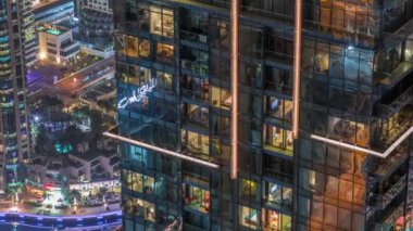 Geceye bakış açısıyla bakıldığında lüks Dubai Marina gökdelenleri gece zaman çizelgesi, Dubai, Birleşik Arap Emirlikleri