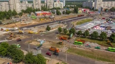 Birkaç endüstriyel makineli zaman ayarlı geniş yol şantiyesinin havadan görüntüsü.