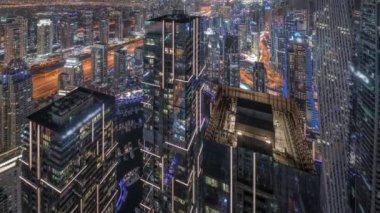 Panorama, Dubai Marina ve JLT bölgesini gökdelenler arası karayolu trafiğiyle gösteriyor..