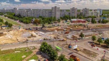 Birkaç endüstriyel makineli zaman ayarlı geniş yol şantiyesinin havadan görüntüsü.