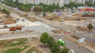 Birkaç endüstriyel makineli zaman ayarlı geniş yol şantiyesinin havadan görüntüsü.