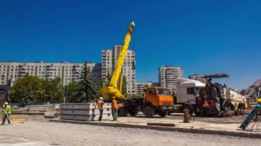 Yol inşaatında vinçle beton plakalar indiriliyor..