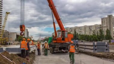 Vinç yol inşaat site timelapse, beton plaka yükleme.
