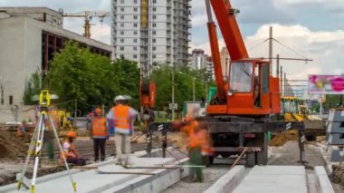 Vinç yol inşaat site timelapse, beton plaka yükleme.