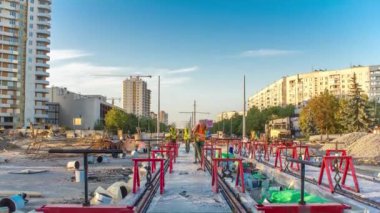 Tramvay rayları kendi yükleme ve beton yol timelapse tabaklarda entegrasyon aşamasında.