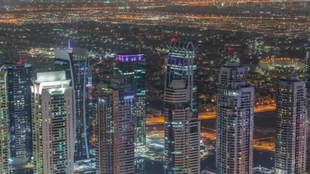 Dubai marina kuleleri, Şeyh Zayed yolu üzerinde gece metro istasyonunun yakınında trafik var.. — Stok video
