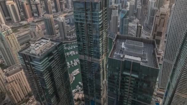 Dubai Marina y el distrito JLT con tráfico en carretera entre rascacielos timelapse aéreo. — Vídeos de Stock