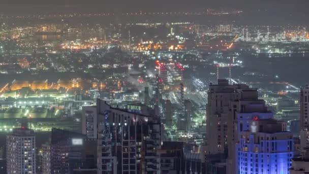 Widok panoramiczny na Dubai Marina z oświetlonymi drapaczami chmur wzdłuż linii brzegowej antenowej nocy timelapse. Dubaju, Zjednoczone Emiraty Arabskie — Wideo stockowe