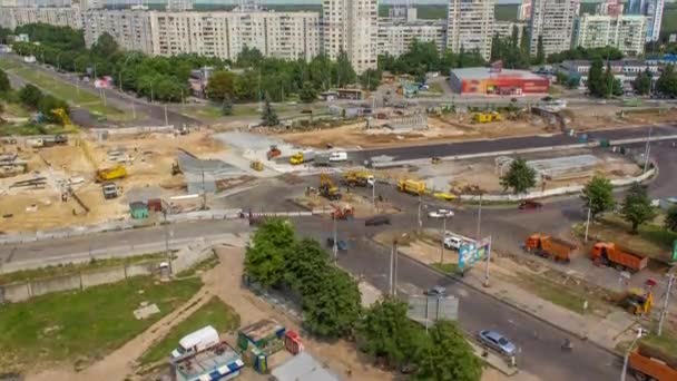 Flygfoto av stora vägbyggen med flera industriella maskiner timelapse. — Stockvideo