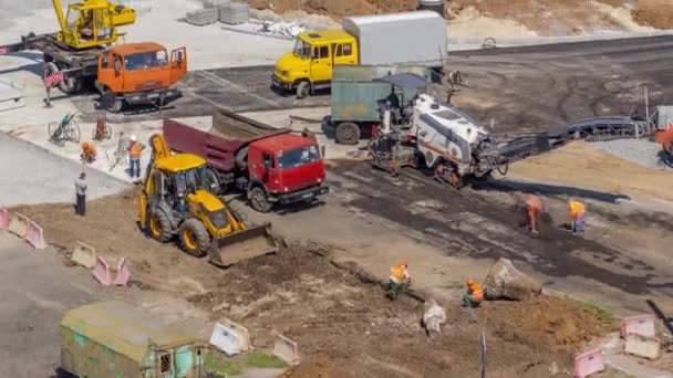 Pemandangan udara dari lokasi konstruksi jalan besar dengan beberapa mesin industri timelapse. — Stok Video