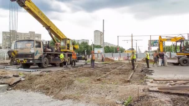 Démolition de vieux rails de tramway par grue sur le chantier de construction routière timelapse. — Video