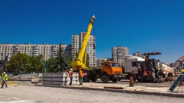 Déchargement des plaques de béton par grue sur le chantier de construction routière timelapse. — Video