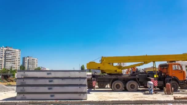 Descarga de placas de hormigón por grúa en la construcción de carreteras timelapse. — Vídeos de Stock