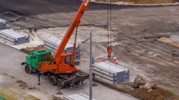 Instalação de placas de concreto por guindaste no local de construção da estrada timelapse . — Vídeo de Stock