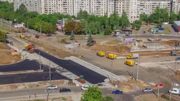 Pavimentadora de asfalto, rodillo y camión en el sitio de reparación de carreteras durante el asfalto timelapse. Equipos de construcción de carreteras . — Vídeos de Stock