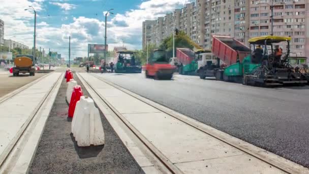 Asfalto pavimentatore, rullo e camion sul sito di riparazione stradale durante asfaltatura timelapse. Attrezzature per la costruzione stradale . — Video Stock