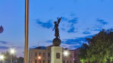 Anıt, bağımsızlık günü gece timelapse hyperlapse için. Kharkiv, Ukrayna