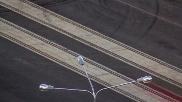 Flygfoto med en ny asfalterad väg under uppförande. — Stockvideo