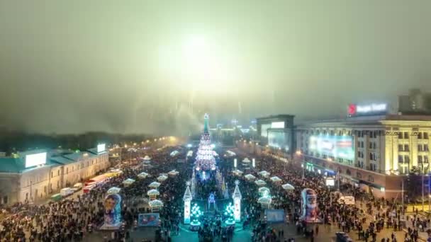 Vuurwerk boven de kerstboom timelapse, Kharkov, Oekraïne. — Stockvideo