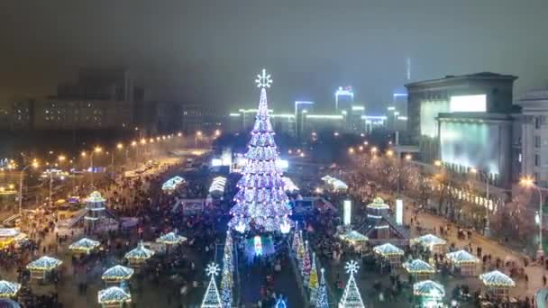 圣诞树 timelapse 烟花前, 哈尔科夫, 乌克兰. — 图库视频影像