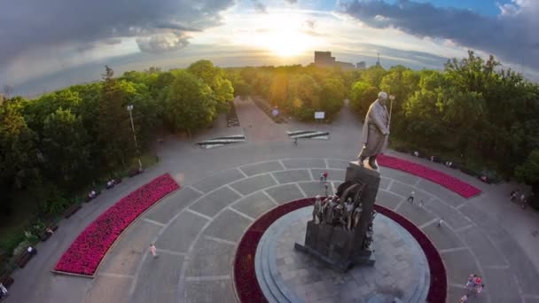 Taras Shevchenko Monumento timelapse no parque Shevchenko com suas imagens poéticas de lutadores pela liberdade . — Vídeo de Stock