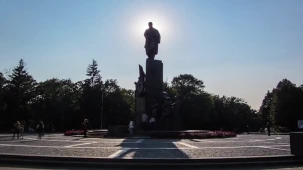 Pomnik Tarasa Szewczenko timelapse w park Szewczenki z jego poetyckie obrazy bojowników o wolność. — Wideo stockowe