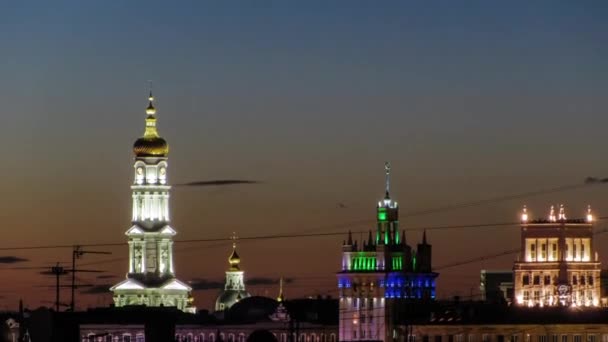 Catedral de la Asunción Uspenskiy Sobor, Ayuntamiento y casa con un timelapse noche de aguja en Kharkiv, Ucrania — Vídeos de Stock