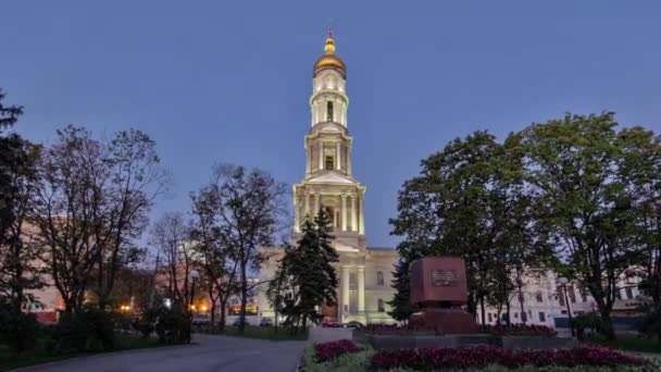 Der Glockenturm der Marienkathedrale uspenskiy sobor Tag-Nacht-Zeitraffer-Hyperlapse in Charkiw, Ukraine — Stockvideo