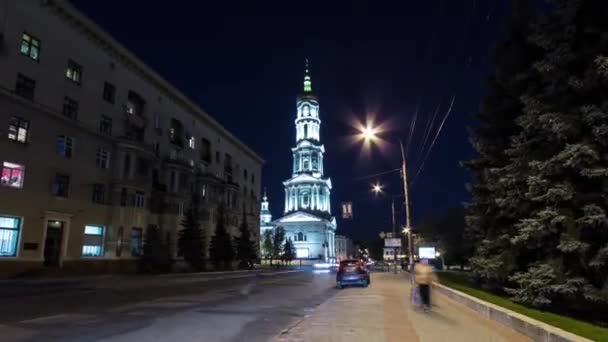 De klokkentoren van de veronderstelling kathedraal Uspenskiy Sobor dag naar nacht timelapse hyperlapse in Kharkiv, Oekraïne — Stockvideo