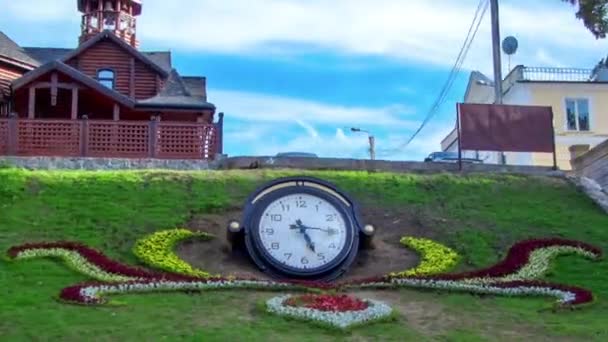 De tempel ter ere van de icoon van de Moeder van God Vreugde en troost en klok timelapse hyperlapse in Kharkov, Oekraïne — Stockvideo