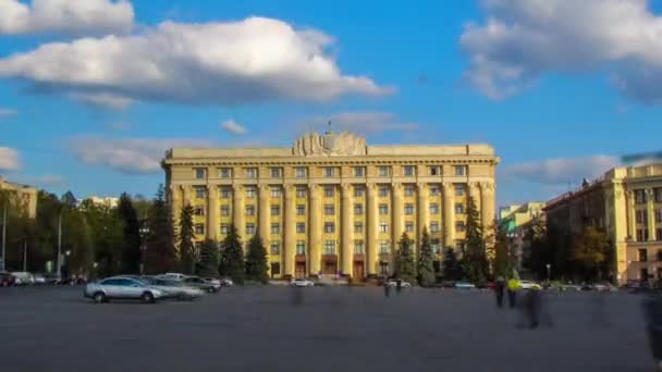 Budynek regionu regionalnej Rady Charkowie na na hyperlapse timelapse placu wolności. — Wideo stockowe