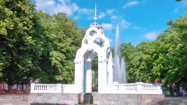 Tükör-patak vagy üveg patak timelapse hyperlapse - az első jelképe a város Kharkov — Stock videók