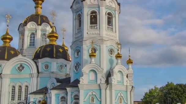 Pravoslavný Chrám svatého Alexandra v Město Charkov Ukrajina timelapse hyperlapse. — Stock video