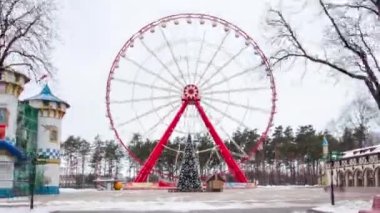 Dönme dolap ve Noel ağacı Gorki Park timelapse hyperlapse, Kharkiv, Ukrayna.