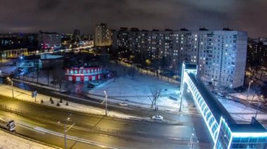 Kharkiv şehir gece timelapse kış, yukarıda. Ukrayna.