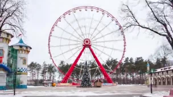 Ferris wheel and christmas tree in Gorky Park timelapse hyperlapse, Kharkiv, Ucrânia . — Vídeo de Stock