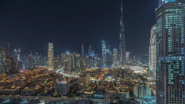 在阿拉伯联合酋长国迪拜 俯瞰迪拜市中心和商业区的全景 从顶部俯瞰着最高的摩天大楼和其他照明塔 — 图库照片