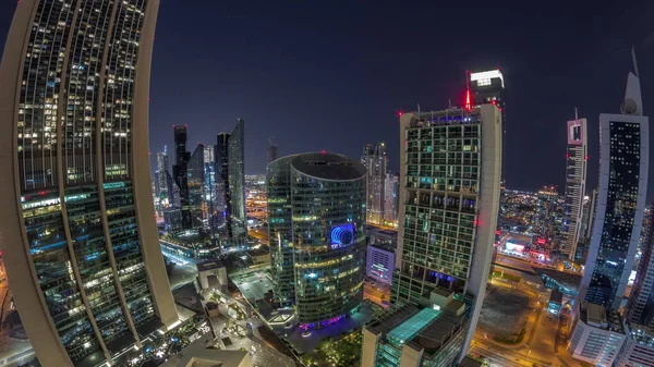 Всю Ночь Над Небоскребами Международного Финансового Центра Дубая Кружили Самолеты — стоковое фото