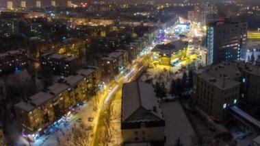Kharkiv şehir gece timelapse kış, yukarıda. Ukrayna.