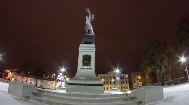 Bağımsızlık Anıtı kış gece timelapse hyperlapse. Kharkiv, Ukrayna